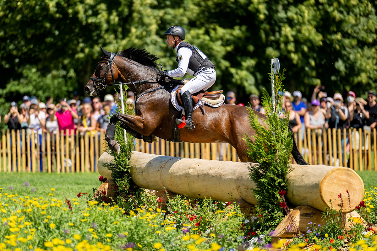 thumbnail image 2 of Hunters Saddlery Padded Crop For Horse Riding Show-Jumping 2 of 12