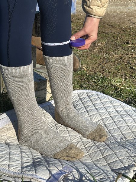 Measuring around the calf.